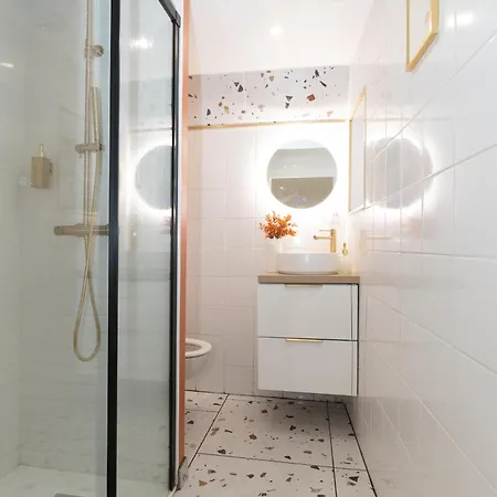 Chic & Beau Au Centre Apartment